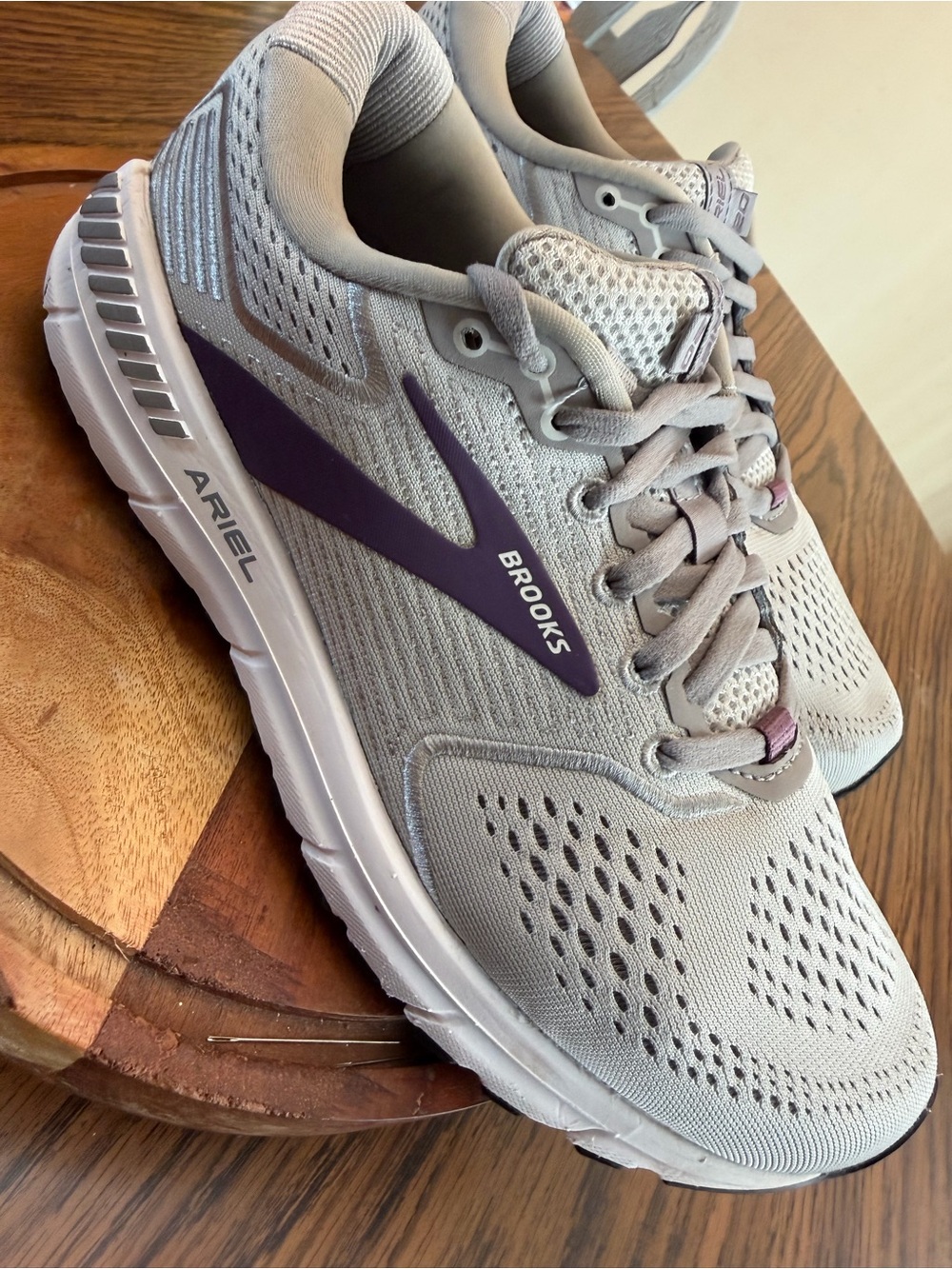 Brooks Ariel Women’s Running Shoes — Light Gray with Purple Accent